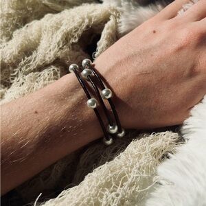 Elegant Brown Leather and Pearl Bracelet